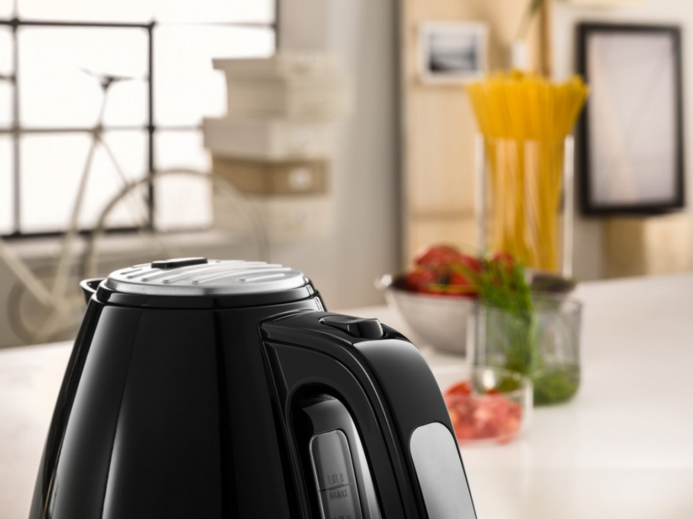 Чайник электрический Delonghi KBLA2000.BK 1л. 2000Вт черный (корпус: пластик)