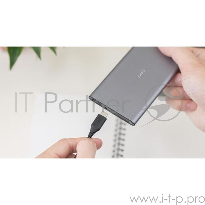 Портативный аккумулятор Moshi IonSlim 5K. Емкость 5150 мАч. Сила тока 2,4А. Встроенный Lightning на USB кабель. Цвет серый.