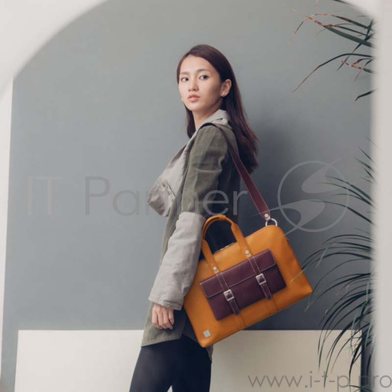 Сумка-клатч через плечо Moshi Treya Clutch. Материал эко кожа. Цвет бордовый красный.