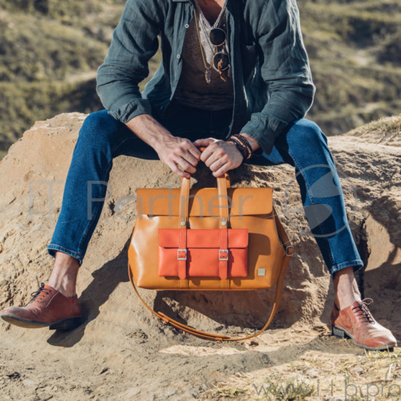 Сумка-клатч через плечо Moshi Treya Clutch. Материал эко кожа. Цвет оранжевый.