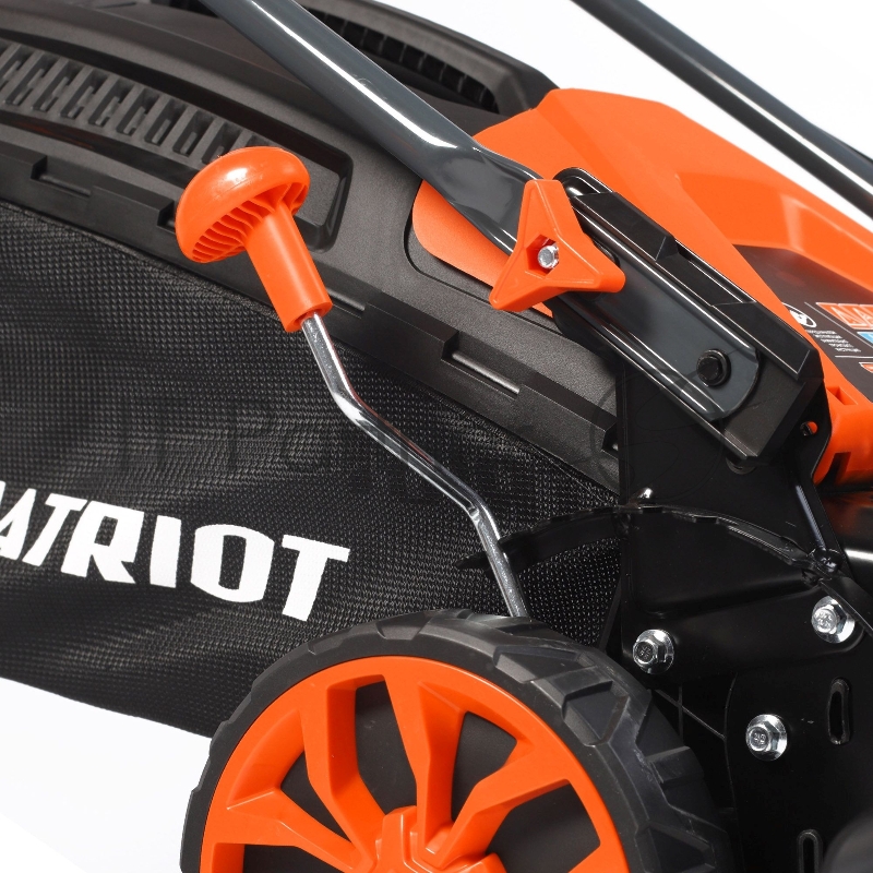 Газонокосилки Газонокосилка бензиновая PATRIOT PT 41LM 512109005 {Рабочий объем 123сс, мощность 3.5л.с., рабочая ширина 42см, регул. высоты 30-75мм прорезин. колеса 152-178мм, травосбор. 40л, функц. мульчир.}