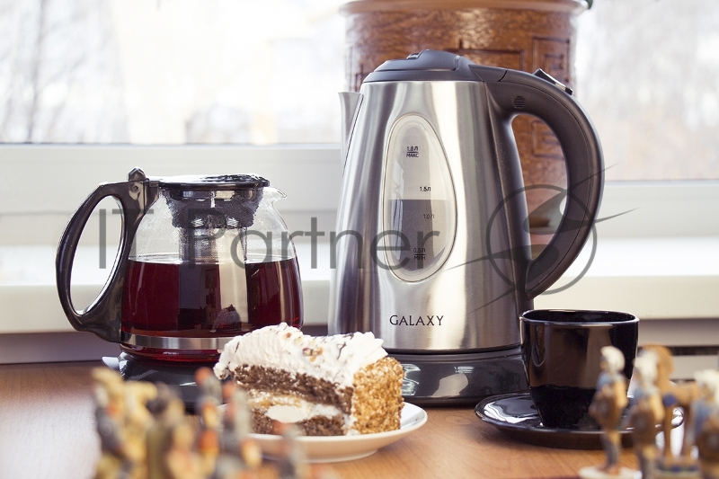 Чайный набор GALAXY GL 0403 нержавейка(Общая мощность 2220Вт. Объем 1,8л. Стекл. заварочный чайник 1,0л. Скрытый нагреват. элемент. Шкала уровня воды. Метал. корпус чайника. Съемный фильтр. Автоотключение при закипании. Функция поддержания температур