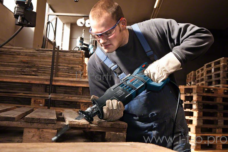 Пила Bosch GSA 1300 PCE Пила лезвийная 060164E200 {1300 Вт, 250мм по дереву, раб.ход19мм, 0-2800об/мин, 4кг, кейс}