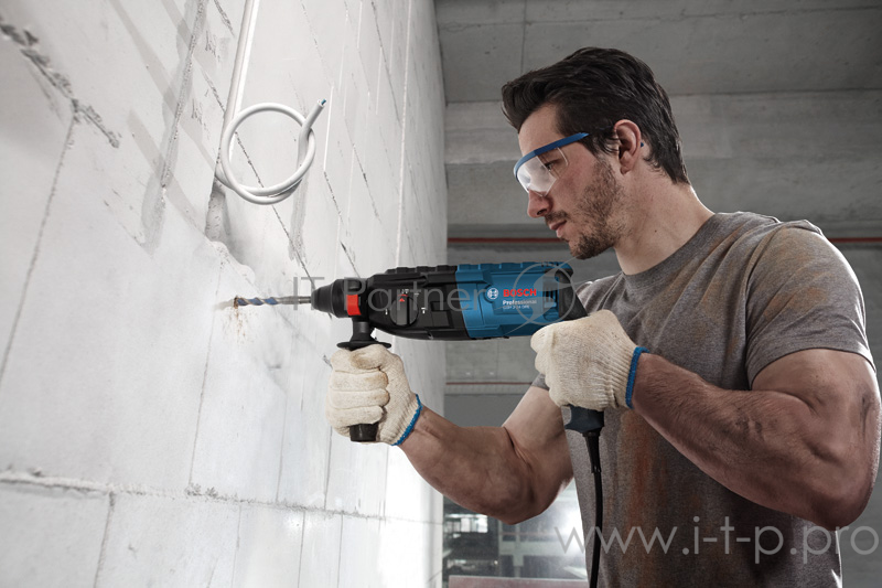 Перфоратор Bosch GBH 240 Перфоратор SDS-plus 0611272100 {790 Вт, 2.7Дж, 2,8кг, 3реж, кейс}