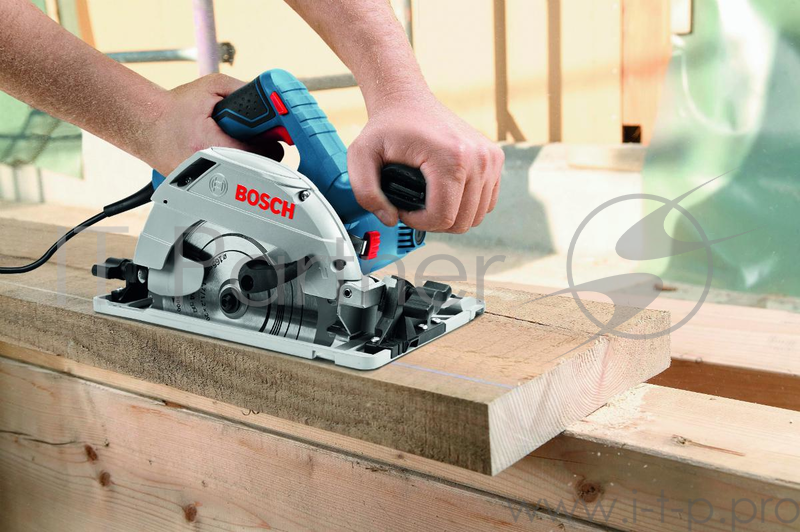 Пила циркулярная BOSCH GKS 55+ GCE (0.601.682.100) 1350Вт 2100-4700об/мин 90°/45°- 63/47мм 3.8кг