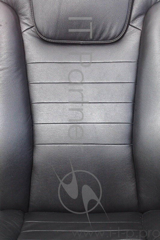 Кресло руководителя Бюрократ T-9923WALNUT/BLACK черный кожа крестовина дерево