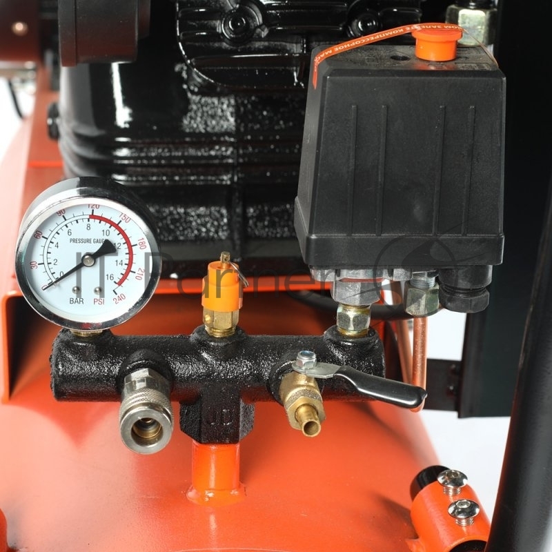 Компрессоры, Пневматическое оборудование Компрессор PATRIOT PTR 100-670 525306330 {Мощн.: 3 кВт Напр.: 400В~50Гц Об.двиг.: 1100 об/мин Производит.: 670 л/мин Об.ресивера: 100 л Давл.: 8 бар Вес: 98 кг}