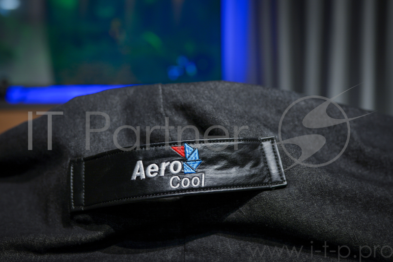 Кресло-мешок Aerocool P7-BB1 (чехол без наполнителя) , до 100 кг, джинсовая ткань, ШхДхВ: 110х110х49см, объём наполнителя: 480л (3-мм частицы)