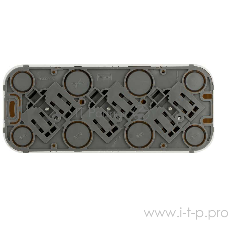 Электроустановочные изделия Legrand Legrand 782218 Розетка тройная с заземлением со шторками (Белая)