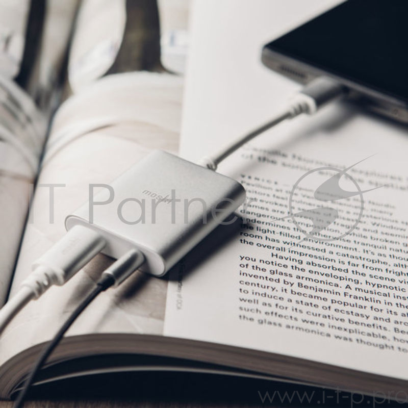 Адаптер Moshi USB-C Digital Audio Adapter. Интерфейс USB-C. Порт USB-C для зарядки, порт 3.5 мм. AUX. Цвет серебристый.