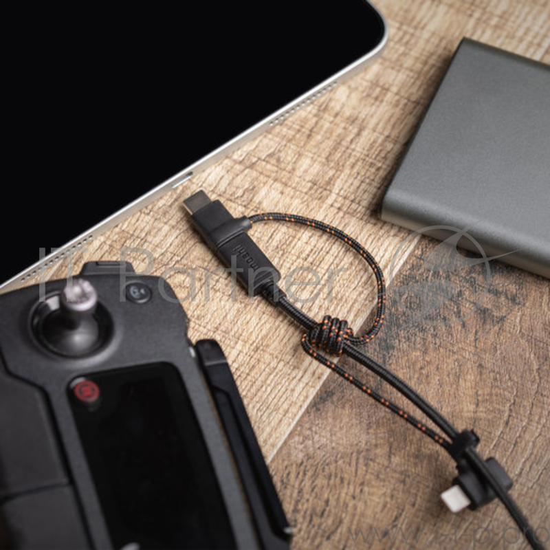 Универсальный зарядный кабель 3 в 1 Moshi Universal Cable. Разъемы Lightning, USB-C и Micro USB. Длина 1 м. Цвет черный.