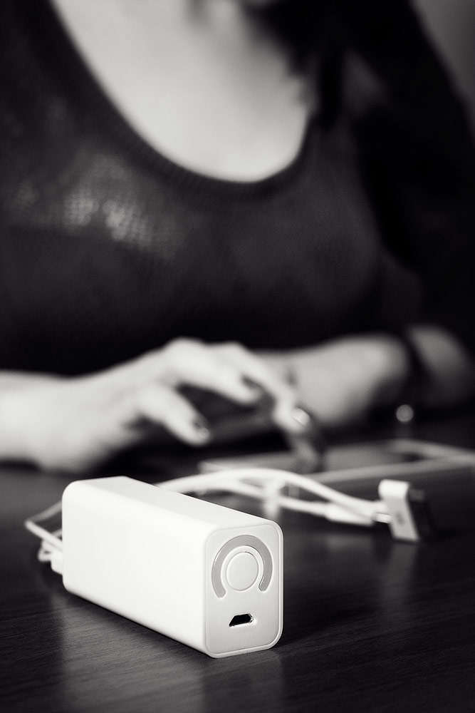 Ультракомпактный внешний аккумулятор 3000mAh (11Wh) с USB-портом, для зарядки смартфонов, планшетов и цифровой техники. Белый.