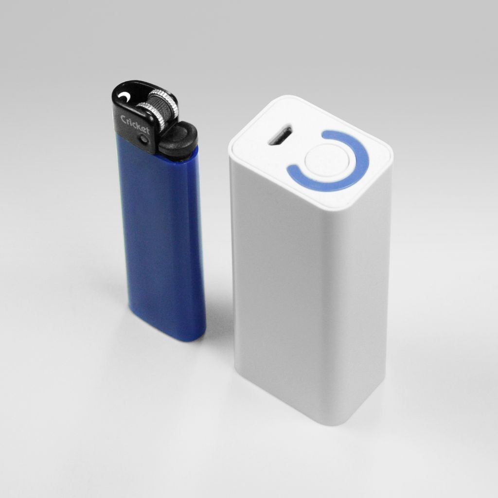 Ультракомпактный внешний аккумулятор 3000mAh (11Wh) с USB-портом, для зарядки смартфонов, планшетов и цифровой техники. Белый.