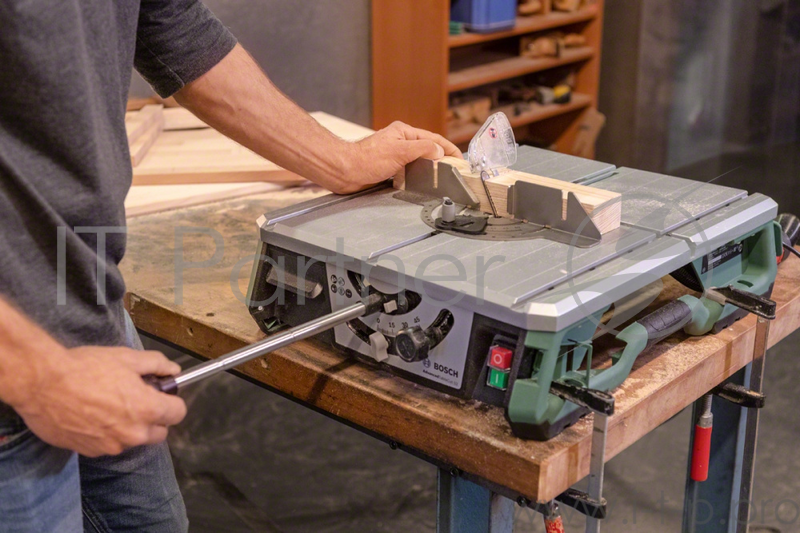 Торцовочная пила Bosch AdvancedTableCut 52 550Вт 8200об/мин