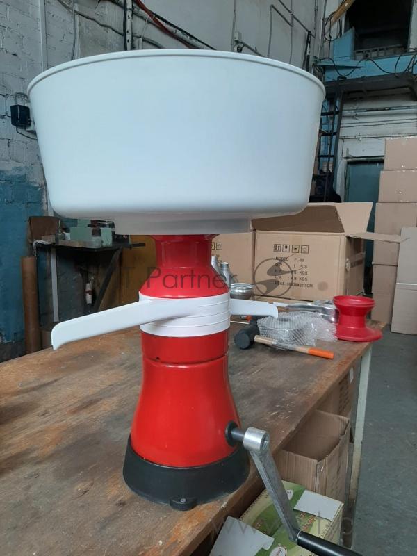 Сепаратор молока ЗОРЬКА-120 с ручным приводом. Редуктор металлический. Корпус металлический. Вращение барабана: 11 000 об/мин. Приемник молока пластик 12л.