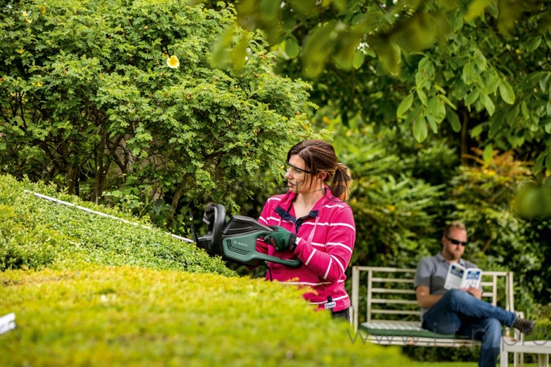 Кусторез BOSCH Advanced HedgeCut 70 (06008C0900) электрический, 500Вт, нож 70см/34мм