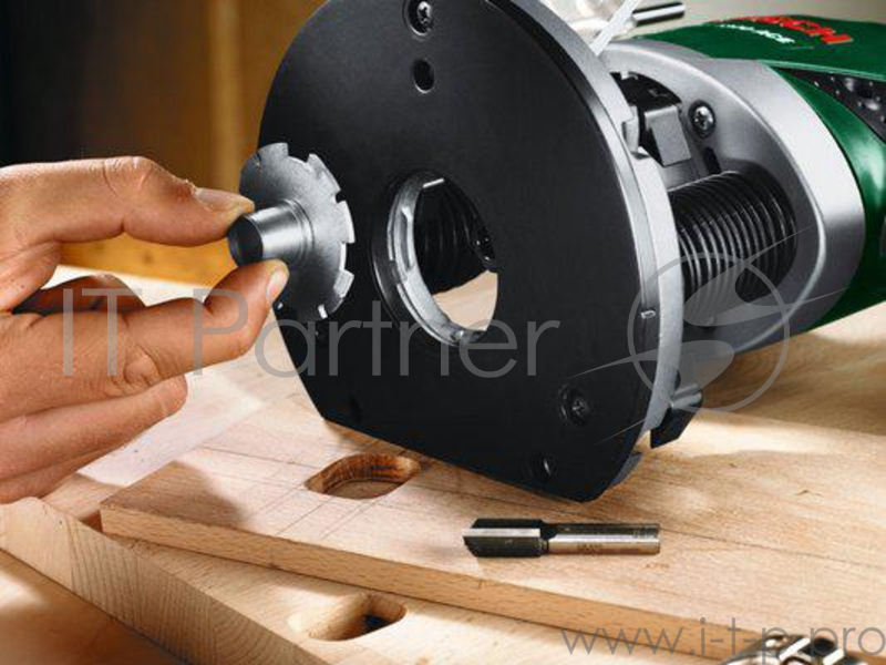 Фрезерная машина Bosch POF 1400 ACE 060326C820 (1400Вт, 28000об./мин.) + кейс