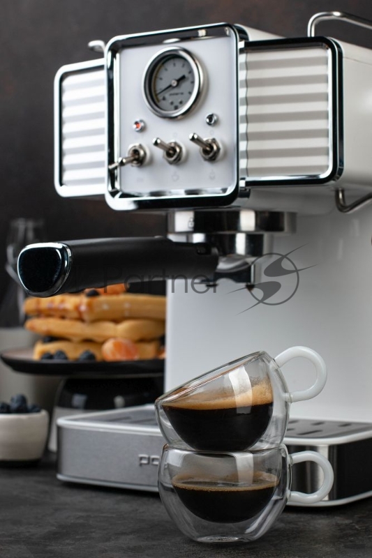 Polaris, PCM 1538E, Кофеварка рожковая 2 чашки, 1470Вт, 15бар, молотый кофе, автоматический капучинатор, регулируемая платформа, кнопки для автоматического приготовление капучино, эспрессо и латте, одновременное приготовление 2 чашек, подсветка кнопо