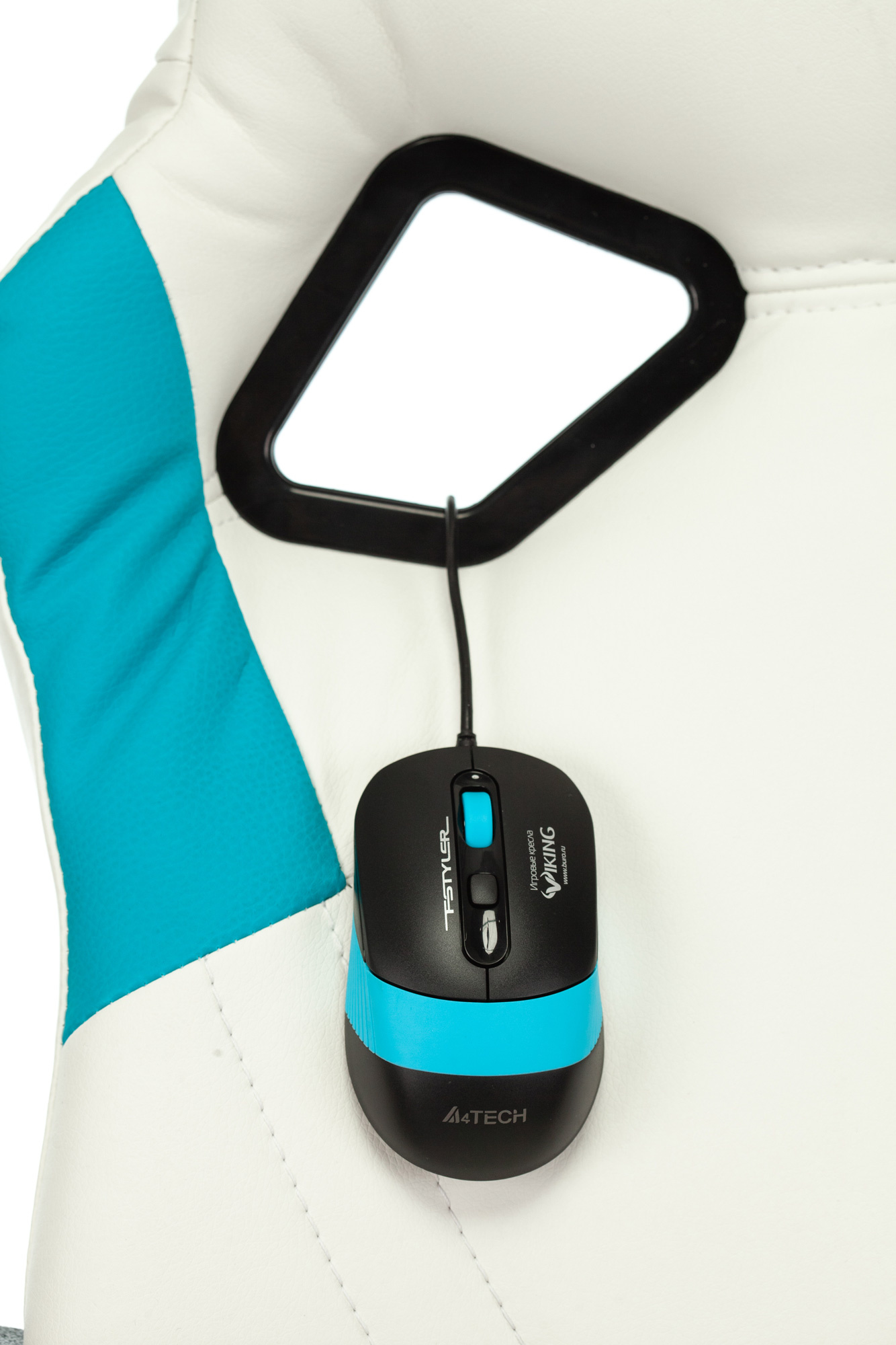 Кресло игровое Бюрократ ZOMBIE RUNNER белый/голубой искусственная кожа крестовина пластик