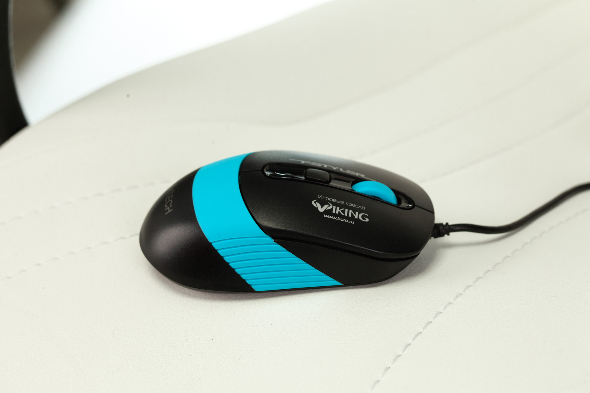 Кресло игровое Бюрократ ZOMBIE RUNNER белый/голубой искусственная кожа крестовина пластик