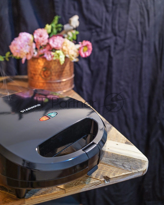 Мультипекарь Starwind SSM2301 750Вт черный