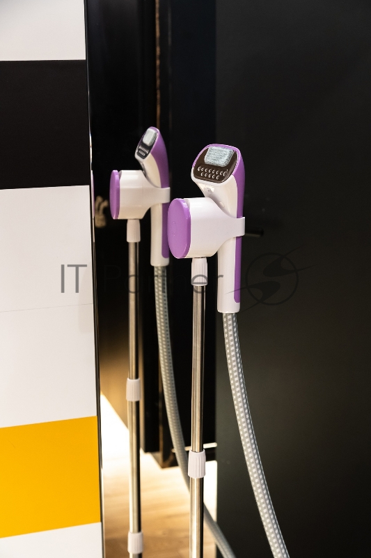 Отпариватель напольный Starwind SVG7450 1800Вт белый/фиолетовый