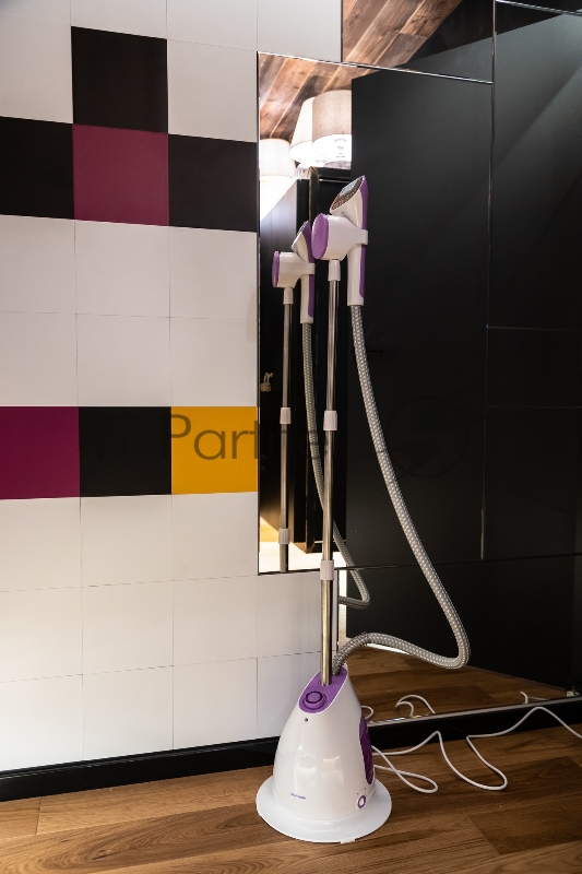 Отпариватель напольный Starwind SVG7450 1800Вт белый/фиолетовый