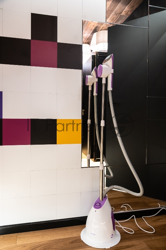 Отпариватель напольный Starwind SVG7450 1800Вт белый/фиолетовый