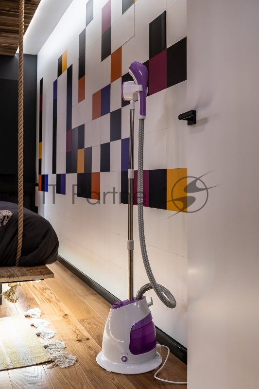 Отпариватель напольный Starwind SVG7450 1800Вт белый/фиолетовый