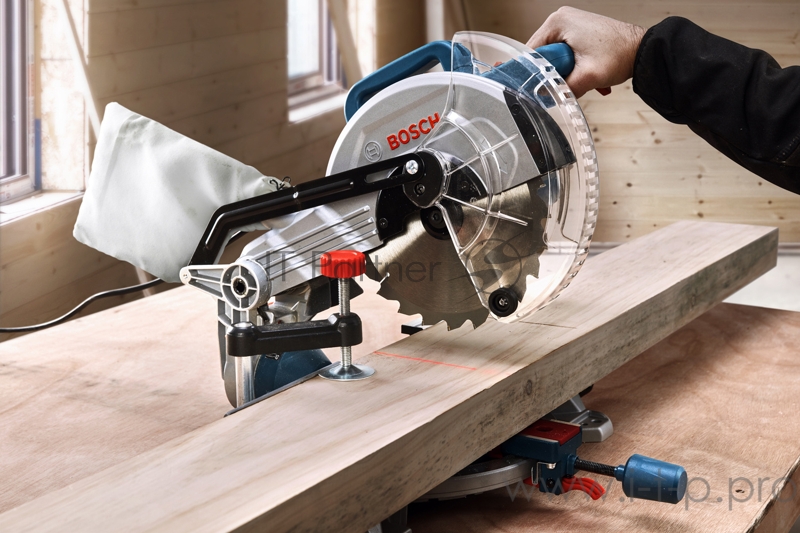 Торцовочная пила Bosch GCM 216