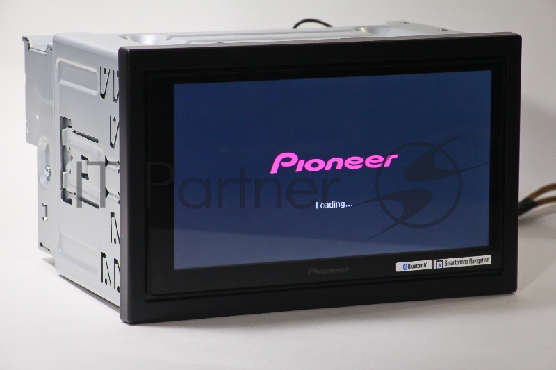 Мультимедийный проигрыватель размера 2-DIN с емкостным сенсорным экраном диагональю 6,8 дюйма обеспечивает простое подключение смартфона по обычному USB-кабелю и поддерживает совместимые приложения, в том числе Apple CarPlay, Android Auto и WebLink,