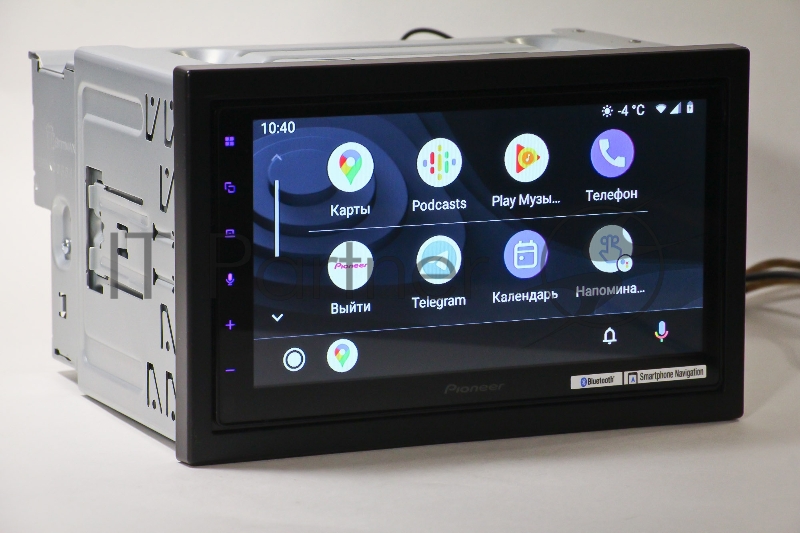 Мультимедийный проигрыватель размера 2-DIN с емкостным сенсорным экраном диагональю 6,8 дюйма обеспечивает простое подключение смартфона по обычному USB-кабелю и поддерживает совместимые приложения, в том числе Apple CarPlay, Android Auto и WebLink,