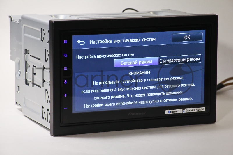 Мультимедийный проигрыватель размера 2-DIN с емкостным сенсорным экраном диагональю 6,8 дюйма обеспечивает простое подключение смартфона по обычному USB-кабелю и поддерживает совместимые приложения, в том числе Apple CarPlay, Android Auto и WebLink,