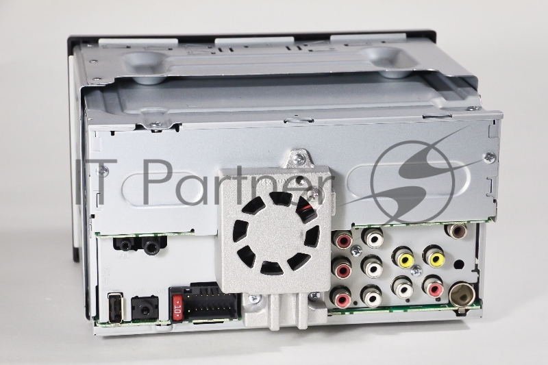 Мультимедийный проигрыватель размера 2-DIN с емкостным сенсорным экраном диагональю 6,8 дюйма обеспечивает простое подключение смартфона по обычному USB-кабелю и поддерживает совместимые приложения, в том числе Apple CarPlay, Android Auto и WebLink,