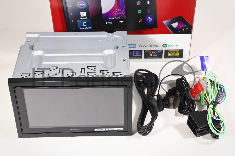 Мультимедийный проигрыватель размера 2-DIN с емкостным сенсорным экраном диагональю 6,8 дюйма обеспечивает простое подключение смартфона по обычному USB-кабелю и поддерживает совместимые приложения, в том числе Apple CarPlay, Android Auto и WebLink,