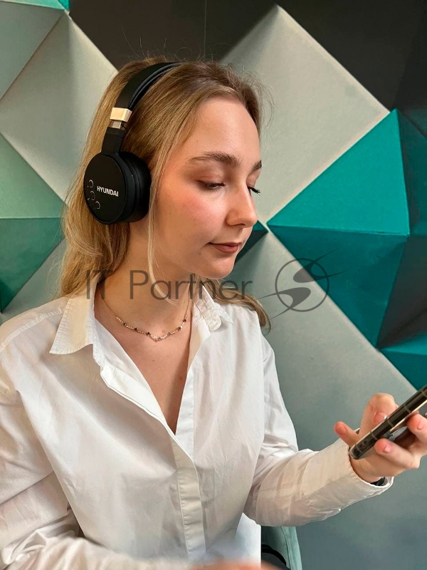 Гарнитура накладные Hyundai H-HP300B черный беспроводные bluetooth оголовье