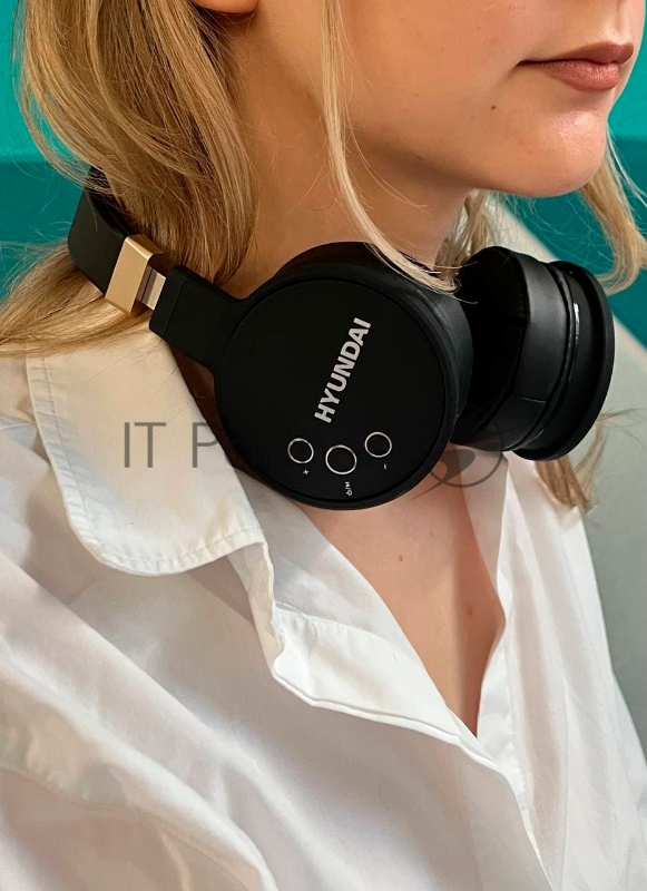 Гарнитура накладные Hyundai H-HP300B черный беспроводные bluetooth оголовье