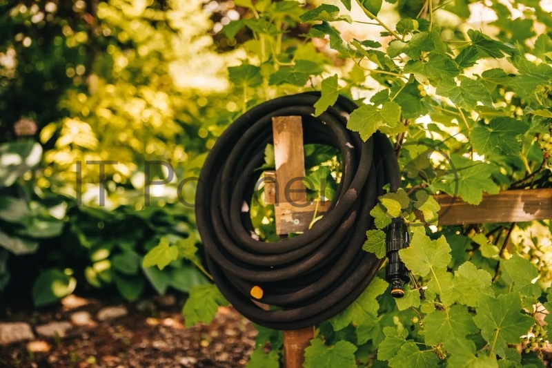 Шланг Fiskars 1025935 1/2-5/8 15м капельного полива черный