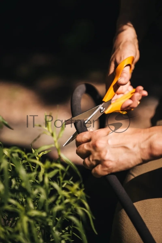 Шланг Fiskars 1025935 1/2-5/8 15м капельного полива черный