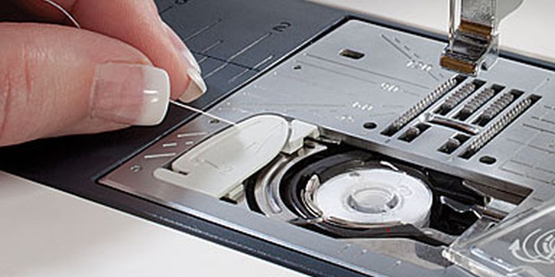 Швейная машина JANOME Memory Craft 9900 белый/красный