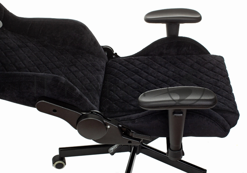 Кресло игровое Knight Outrider черный Light-20 с подголов. крестовина металл