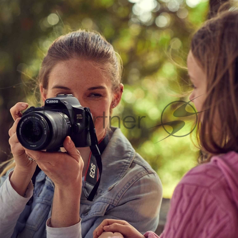 Зеркальный Фотоаппарат Canon EOS 250D белый 24.2Mpix EF-S 18-55mm f/1:4-5.6 IS STM 3 4K Full HD SDXC Li-ion