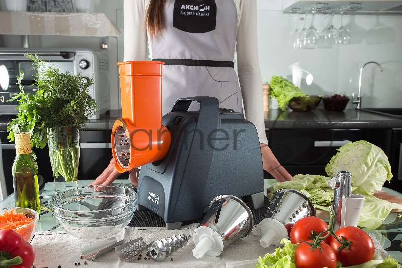 Мясорубка АКСИОН М61.02 Темно-синийМакс. мощность 2000 Вт. Защита двигателя от перегрузки. Максимальная производительность – 3 кг/мин. Приставка для набивки колбас (2шт.). Приставка кеббе. Приставка соковыжималка АМ11.04 (шнековая): предназначена дл