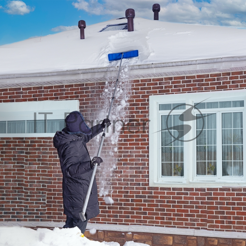 Скребок для уборки снега с крыш 610х140 мм, алюминиевая телескоп. рукоятка, длина 2-6 м// Россия