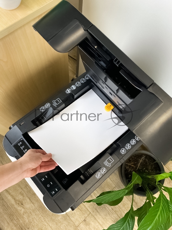 Шредер Heleos АП37-4 черный/серебристый с автоподачей (секр.P-4) фрагменты 220лист. 37лтр. скрепки скобы пл.карты