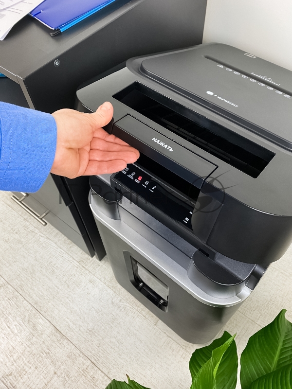 Шредер Heleos АП37-4 черный/серебристый с автоподачей (секр.P-4) фрагменты 220лист. 37лтр. скрепки скобы пл.карты