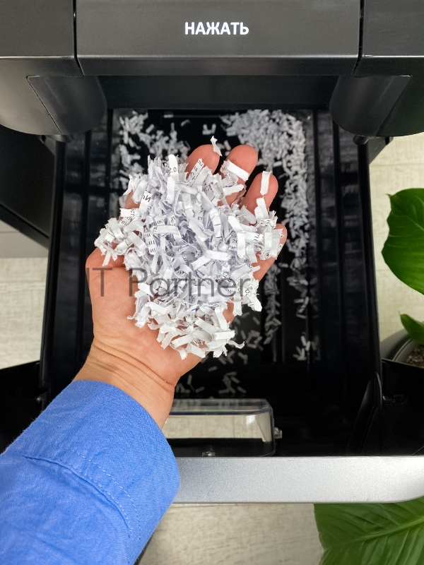 Шредер Heleos АП37-4 черный/серебристый с автоподачей (секр.P-4) фрагменты 220лист. 37лтр. скрепки скобы пл.карты