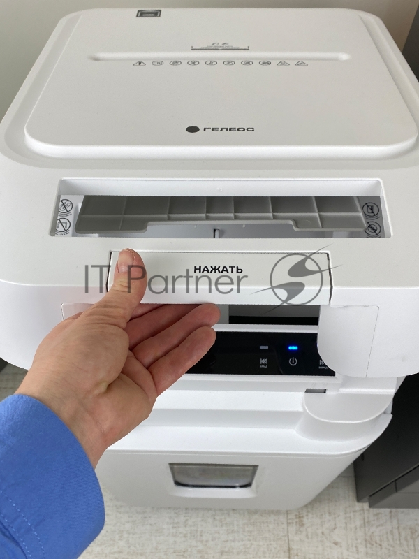 Шредер Heleos АП37-5 белый/белый с автоподачей (секр.P-5) фрагменты 220лист. 37лтр. скрепки скобы пл.карты