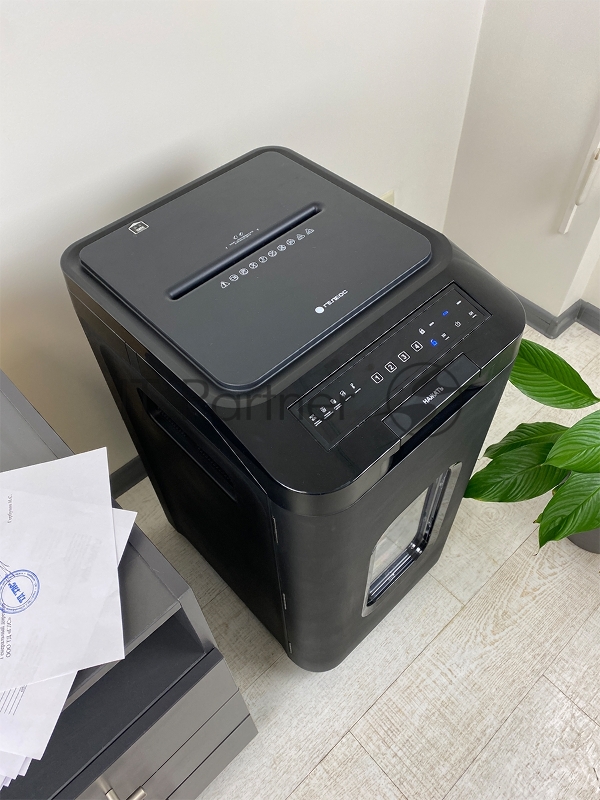 Шредер Heleos АП55-4 черный с автоподачей (секр.P-4) фрагменты 400лист. 55лтр. скрепки скобы пл.карты