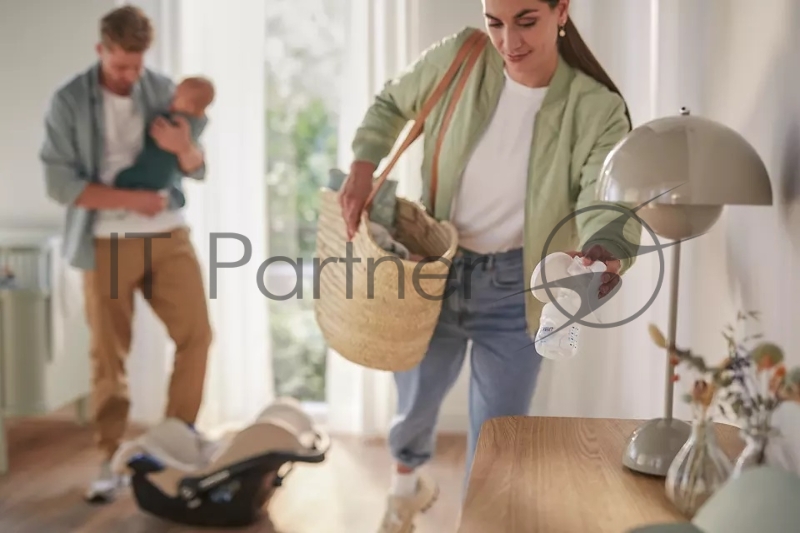 Ручной молокоотсос. В комплекте: 1 ручной молокоотсос, соска серии Natural, фиксирующее кольцо, крышка для транспортировки